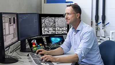 Prof. Dr. Gil Gregor Westmeyer am Computer