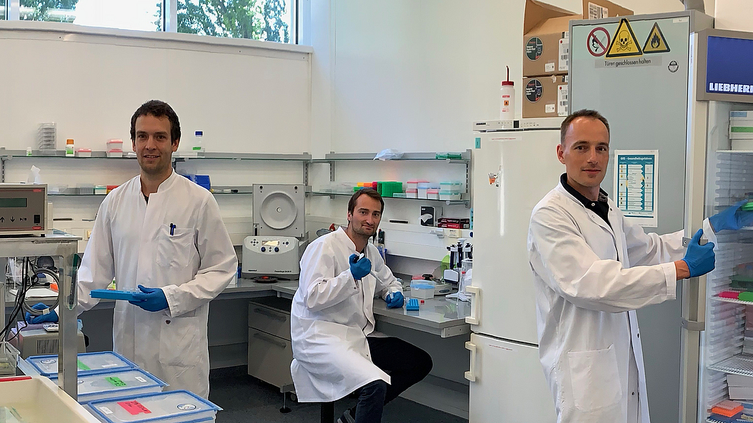 The LOGIBODY team (from left): Benjamin Kick, Klaus Wagenbauer, and Jonas Funke in the cell culture lab at the Munich School of BioEngineering. (Image: private)