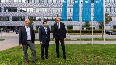 From left: CPA Director Prof. Andreas Bausch, TUM President Prof. Thomas F. Hofmann, CPA Director Prof. Stephan A. Sieber. Image: Andreas Heddergott / TUM