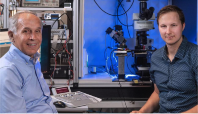 Arthur Konnerth and Benedikt Zott in front of the experimental setup. Image: A. Heddergott / TUM