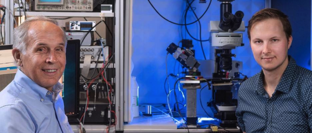 Arthur Konnerth and Benedikt Zott in front of the experimental setup. Image: A. Heddergott / TUM