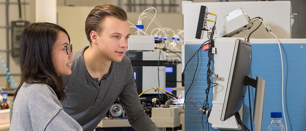 Researchers at the Chair of Proteomics and Bioanalytics (Prof. Dr. Bernhard Kuester) at the TUM School of Life Sciences Weihenstephan (WZW). Image: Astrid Eckert / TUM