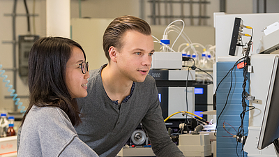 Researchers at the Chair of Proteomics and Bioanalytics (Prof. Dr. Bernhard Kuester) at the TUM School of Life Sciences Weihenstephan (WZW). Image: Astrid Eckert / TUM