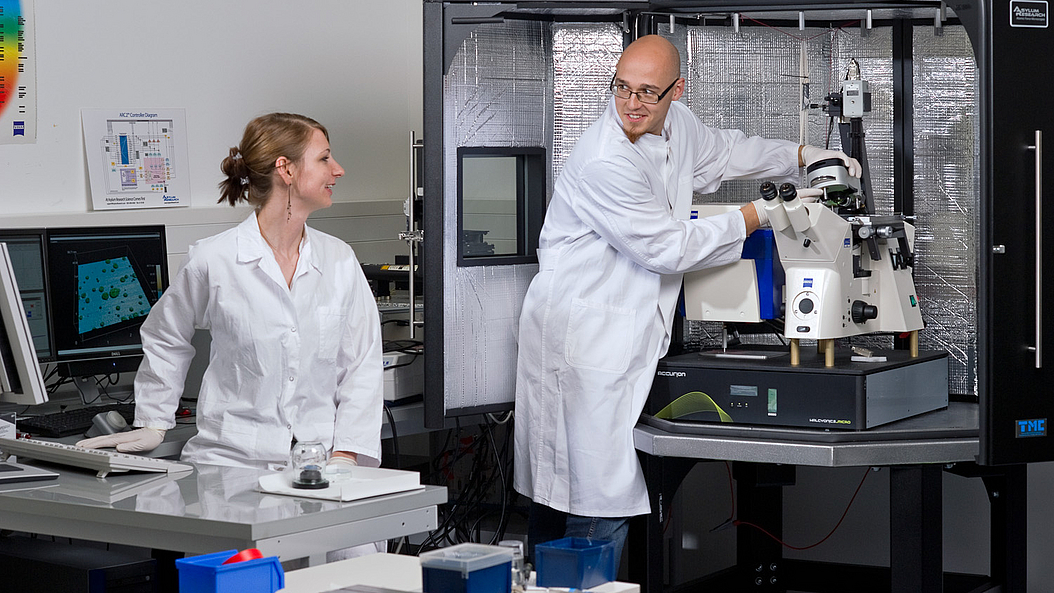 Measurements on an AFM and confocal microscope at MIBE Image: Astrid Eckert, Andreas Heddergott / TUM