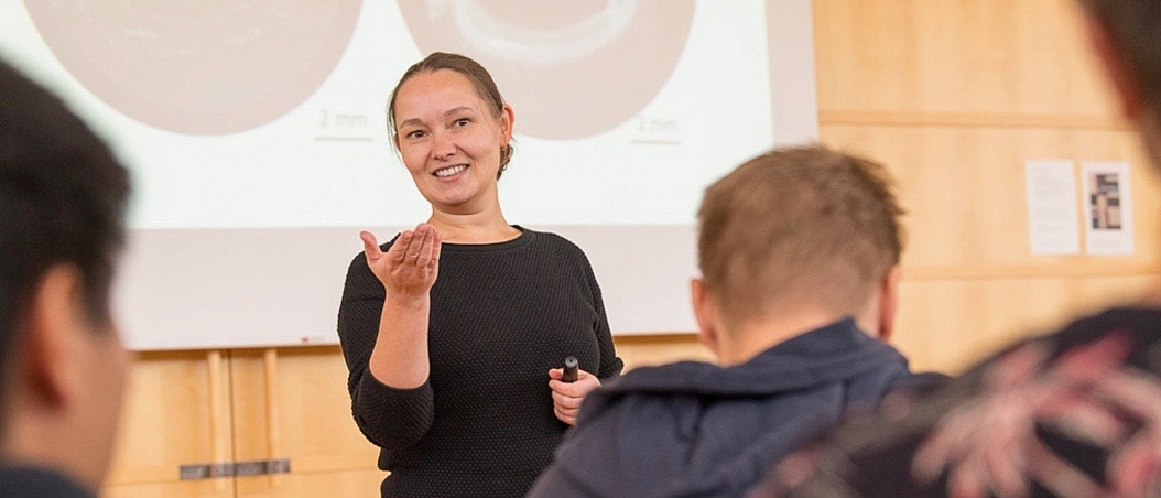 Prof. Julia Herzen während einer Vorlesung im Hörsaal des MIBE.  Bild: Astrid Eckert / TUM