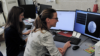 Scientists Kaye Morgan (Monash University, Australia) and Regine Gradl (PhD student at TUM) in the control room of the Munich Compact Light Source (MuCLS) 