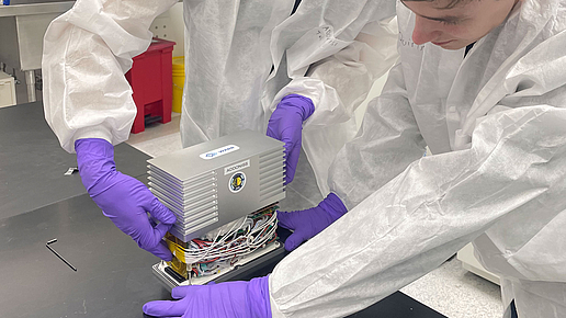 Das Experiment geht auf die ISS: Die Box in der Space Station Processing Facility im Kennedy Space Centre in Cape Canaveral. Das Experiment geht auf die ISS: Die Box in der Space Station Processing Facility im Kennedy Space Centre in Cape Canaveral.