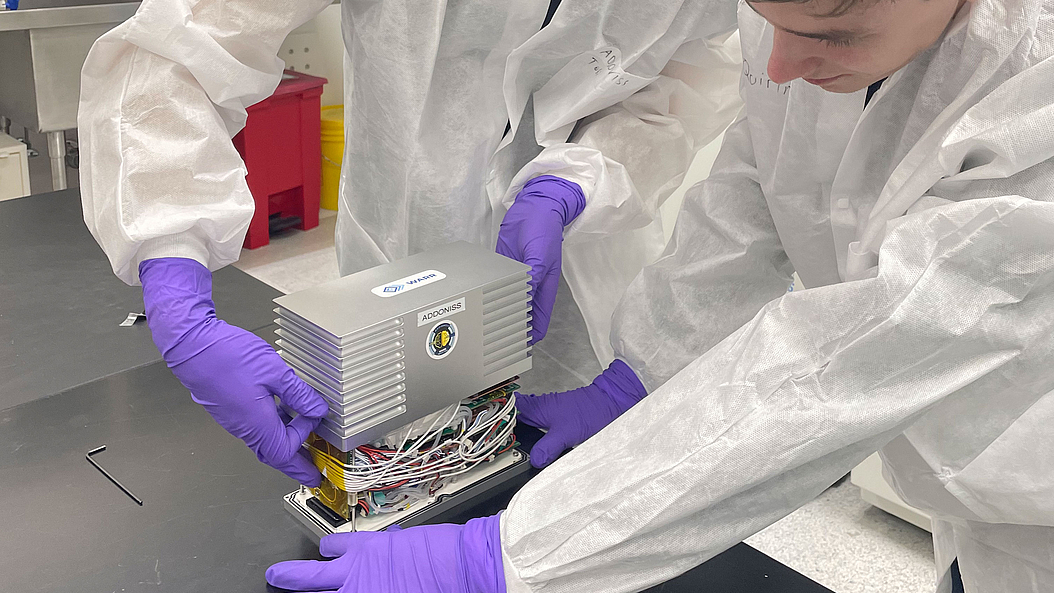 Das Experiment geht auf die ISS: Die Box in der Space Station Processing Facility im Kennedy Space Centre in Cape Canaveral. Das Experiment geht auf die ISS: Die Box in der Space Station Processing Facility im Kennedy Space Centre in Cape Canaveral.