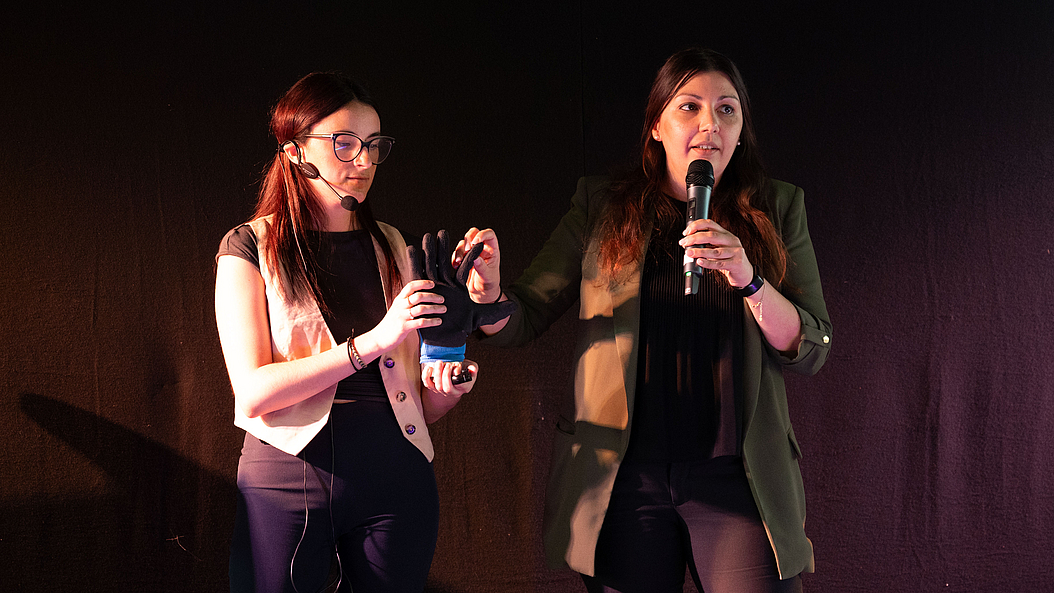 Prof. Dr. Cristina Piazza (right) and Dr. Patricia Capsi-Morales develop robotic hand prostheses. Image: Carolin Lerch / TUM
