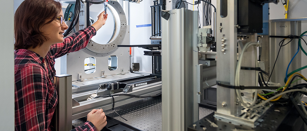 Eine Studentin bereitet ein Experiment an der Munich Compact Light Source (MuCLS) vor.  Bild: Astrid Eckert / TUM