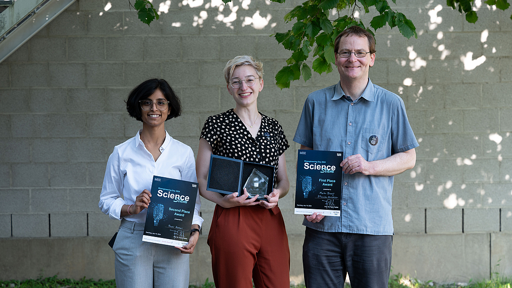 The audience voted with their excited cheers and passionate applause. The first place award went to the team Franziska Hinterdobler and Dr. Martin Dierolf (right), followed by Prachi Kumari (left). Image: Carolin Lerch / TUM