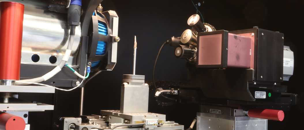 Eine der drei microCT Anlagen am MIBE. Das microCT „versaXRM 500“ mit Röntgenröhre, Probe und Detektor (von links nach rechts) Bild: Klaus Achterhold / TUM Eine der drei microCT Anlagen am MIBE. Das microCT „versaXRM 500“ mit Röntgenröhre, Probe und Detektor (von links nach rechts) Bild: Klaus Achterhold / TUM