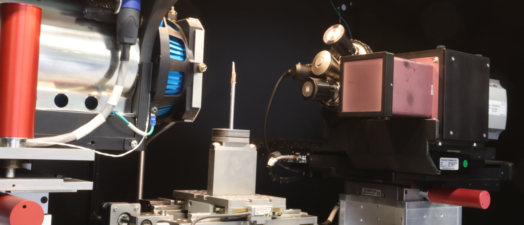 One of the three microCT devices at MIBE. The microCT “versaXRM 500” with the X-ray tube, a sample and the detector (from left to right). Image: Klaus Achterhold / TUM