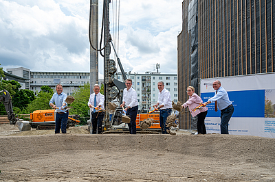 The ground-breaking ceremony for the ZDMG: From left: Thomas Jenkel, Dr. Martin Siess, Research Minister Markus Blume, Prof. Daniel Rückert, Prof. Stephanie Combs, Prof. Gerhard Kramer. Image: Kathrin Czoppelt / TUM Klinikum