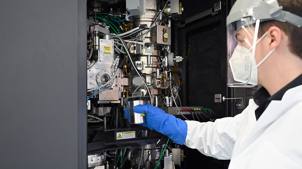 Loading the automatic sample changing system of the microscope with cryogenic samples  Image: Carolin Lerch / TUM