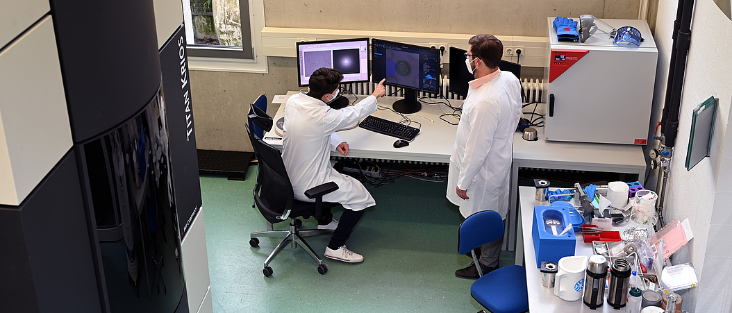 Dr. Fabian Kohler and Massimo Kube perform measurements at the Titan Krios electron microscope  Image: Carolin Lerch / TUM