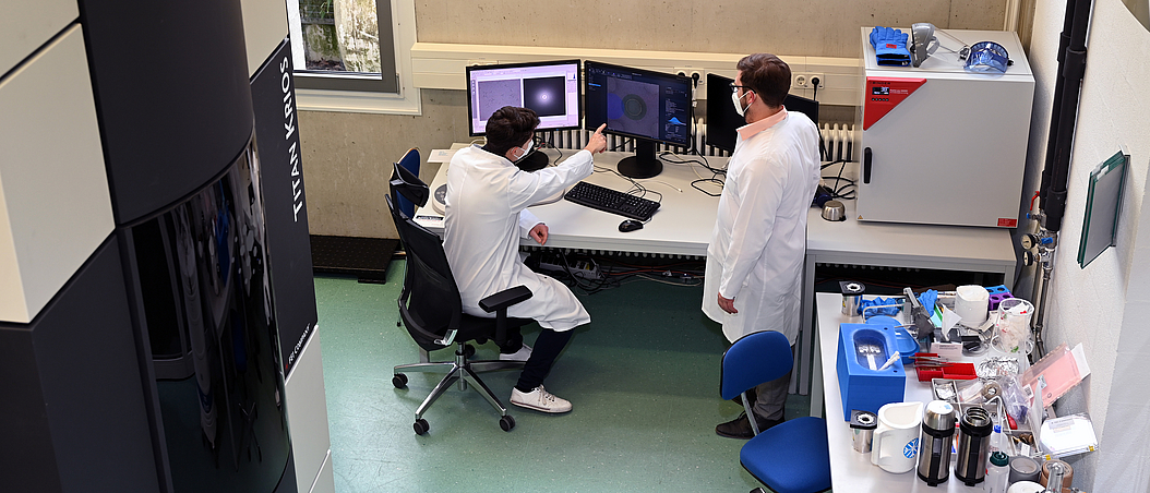Dr. Fabian Kohler and Massimo Kube perform measurements at the Titan Krios electron microscope Image: Carolin Lerch / TUM Dr. Fabian Kohler and Massimo Kube perform measurements at the Titan Krios electron microscope Image: Carolin Lerch / TUM