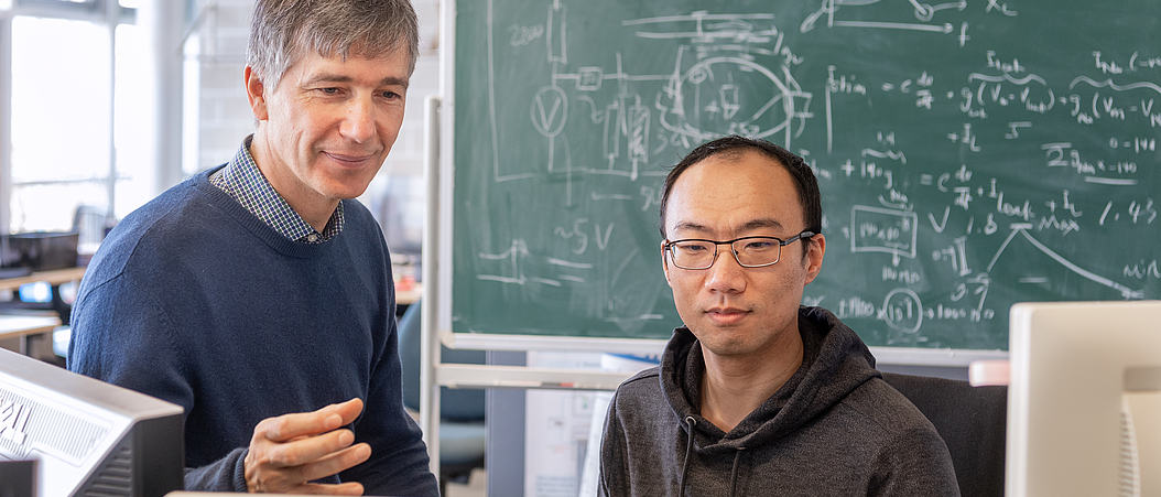 MIBE-PI Werner Hemmert and Postdoc Siwei Bai (Image: Andreas Heddergott / TUM) MIBE-PI Werner Hemmert and Postdoc Siwei Bai (Image: Andreas Heddergott / TUM)
