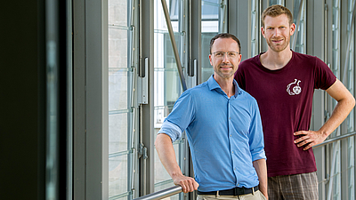 Prof. Gil Westmeyer (l.) and his research team, in collaboration with Kilian Vogele (r.) and the start-up Invitris, have developed a new controlled production method to create bacteriophages for therapeutic use. Image: A. Heddergott / TUM