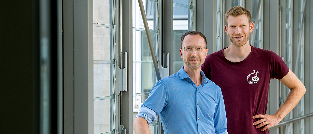 Prof. Gil Westmeyer (l.) and his research team, in collaboration with Kilian Vogele (r.) and the start-up Invitris, have developed a new controlled production method to create bacteriophages for therapeutic use. Image: A. Heddergott / TUM