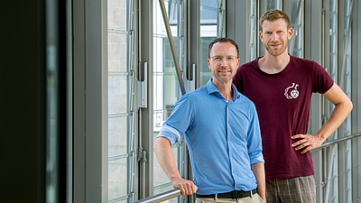 Prof. Gil Westmeyer (l.) und sein Forschungsteam hat in Zusammenarbeit mit Kilian Vogele (r.) und dem Start-up Invitris ein neues Verfahren entwickelt, mit dem sich kontrolliert Bakteriophagen für therapeutische Zwecke herstellen lassen Bild: Andreas Heddergott / TUM 