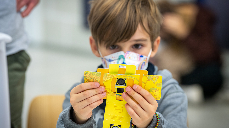 Wie lassen sich kleine Dinge groß sehen? Am Maus-Türöffner Tag bastelten die Kinder kleine Mikroskope selbst. Bild: Andreas Heddergott / TUM Wie lassen sich kleine Dinge groß sehen? Am Maus-Türöffner Tag bastelten die Kinder kleine Mikroskope selbst. Bild: Andreas Heddergott / TUM