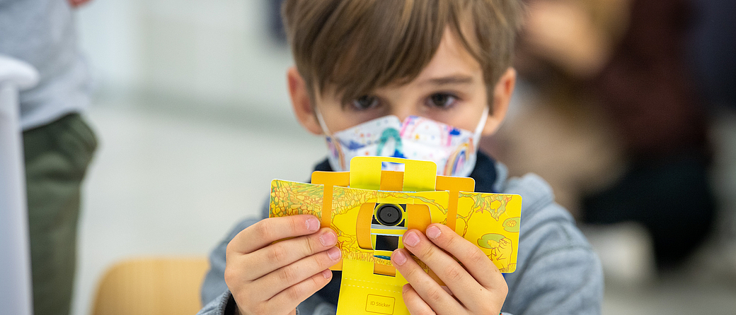 Wie lassen sich kleine Dinge groß sehen? Am Maus-Türöffner Tag bastelten die Kinder kleine Mikroskope selbst. Bild: Andreas Heddergott / TUM