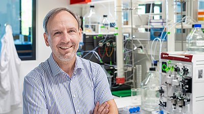 Prof. Oliver Lieleg in the lab