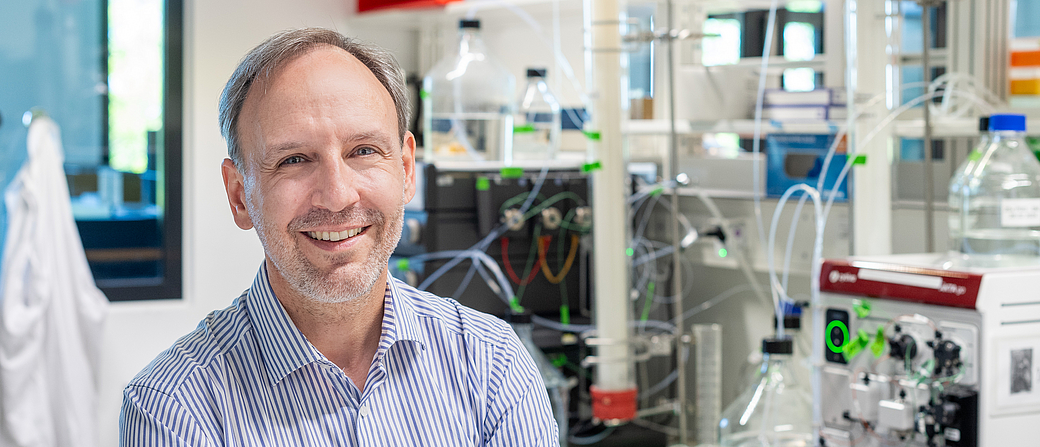 Prof. Oliver Lieleg in the lab