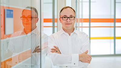 Oliver Hayden ist Professor für Biomedizinische Elektronik und entwickelt im Rahmen seiner Forschung neuartige Verfahren für in-vitro diagnostische und biomedizinische Fragestellungen. Bild: Andreas Heddergott / TUM