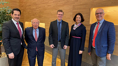 Partnerschaft für medizinischen Fortschritt - v.l: TUM-Präsident Prof. Thomas F. Hofmann, Dr. Horst Nasko, stellvertretender Vorstandsvorsitzender der Heinz Nixdorf Stiftung, Prof. Matthias Hebrok, Dr. Sandra Bogdanovic, TUM-Fundraising, Prof. Andreas Bausch