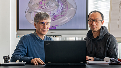 Prof. Dr. Werner Hemmert und Dr. Siwei Bai arbeiten an Computermodellen, die den Hörprozess mit Cochlea-Implantaten simulieren.