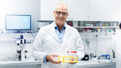 An der Technischen Universität München forscht Prof. Andreas Bausch auf dem Gebiet der zellulären Biophysik mit der Zielsetzung, die mechanischen Eigenschaften des Zytoskeletts und die mikroskopischen Mechanismen der Selbstorganisation quantitativ zu verstehen. Wie genau findet biologisches Gewebe seine Form und wie erhält es sie aufrecht? Mit einem stark interdisziplinär orientierten Ansatz und einem Schwerpunkt auf der Entwicklung leistungsfähiger experimenteller Modellsysteme haben der Biophysiker Prof. Andreas Bausch und seine Kolleginnen und Kollegen wichtige Beiträge zum Verständnis dieses grundlegenden Geheimnisses des Lebens geleistet. Bild: Stefan Woidig / TUM
