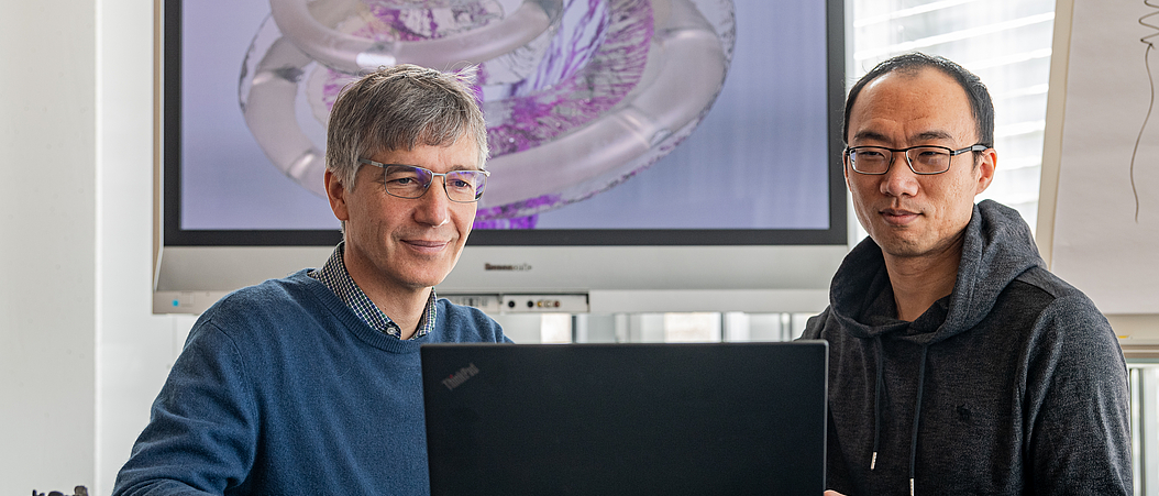 MIBE-PI Werner Hemmert und Postdoc Siwei Bai Bild: Andreas Heddergott / TUM MIBE-PI Werner Hemmert und Postdoc Siwei Bai Bild: Andreas Heddergott / TUM