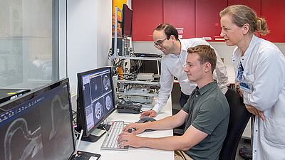 A team led by Prof. Dimitrios Karampinos analyzing MRI images. Prof. Dimitrios Karampinos (back), Jonathan Stelter, PD Dr. Eva Maria Fallenberg. Image: Andreas Heddergott / TUM