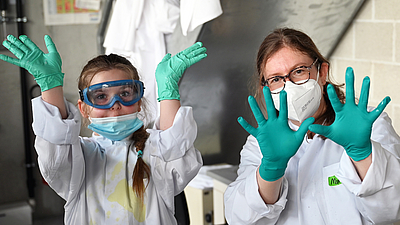 Research excursion for children to the Munich Institute of Biomedical Engineering (MIBE) at the Technical University of Munich (TUM) in Garching. Right side: Dr. Madleen Busse, researcher at MIBE.