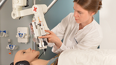 Researcher Carolin Müller from TUM Klinikum presents a new robotic module developed for cases of tension pneumothorax. Image: TUM