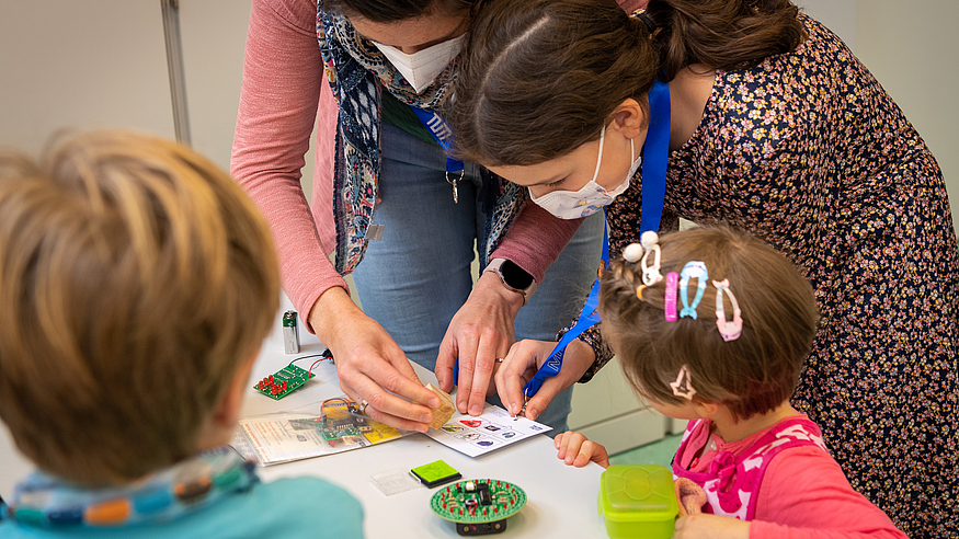 Beim Maustag am MIBE sammelten die jungen Gäste eifrig Stempel an den verschiedenen Mitmach-Stationen. Bild: Andreas Heddergott / TUM Beim Maustag am MIBE sammelten die jungen Gäste eifrig Stempel an den verschiedenen Mitmach-Stationen. Bild: Andreas Heddergott / TUM