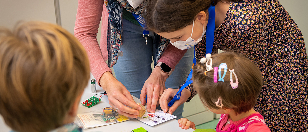 Beim Maustag am MIBE sammelten die jungen Gäste eifrig Stempel an den verschiedenen Mitmach-Stationen. Bild: Andreas Heddergott / TUM