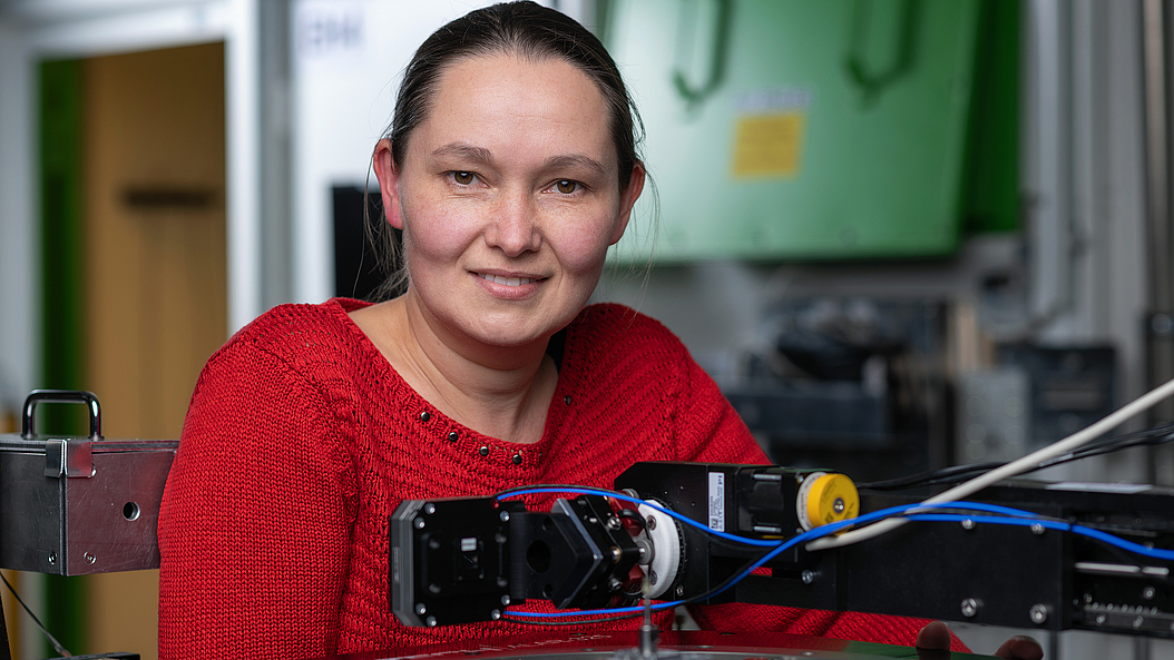 Prof. Dr. Julia Herzen, head of the study, at the micro-CT scanner. Image: René Lahn