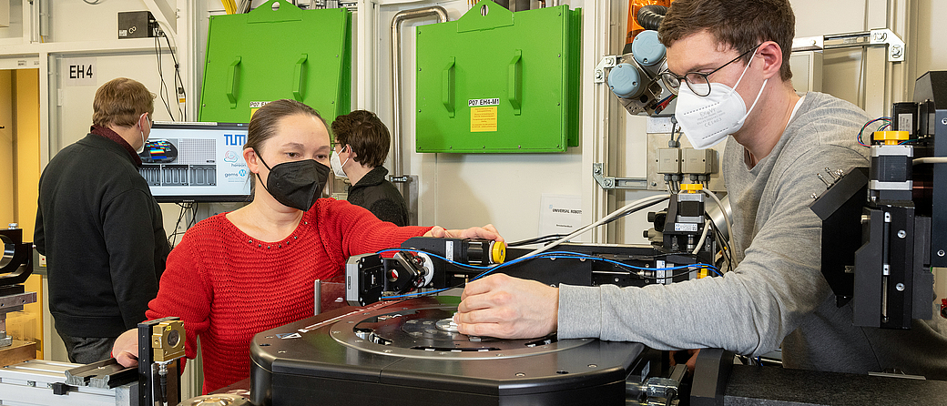 Julia Herzen (front left), Professor of Biomedical Imaging Physics at TUM, working together with her team at the micro-CT scanner. Image: René Lahn