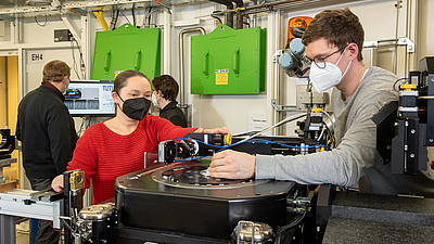 Julia Herzen (front left), Professor of Biomedical Imaging Physics at TUM, working together with her team at the micro-CT scanner. Image: René Lahn