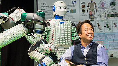 Prof. Gordon Cheng erforscht, wie sich Erkenntnisse aus Robotik und Neurowissenschaften verbinden lassen - für bessere Roboter aber auch, um Menschen zu helfen. Gefördert durch einen ERC Advanced Grant will er jetzt ein Exoskelett für Menschen mit Lähmungen entwickeln. 