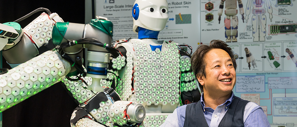 Prof. Gordon Cheng erforscht, wie sich Erkenntnisse aus Robotik und Neurowissenschaften verbinden lassen - für bessere Roboter aber auch, um Menschen zu helfen. Gefördert durch einen ERC Advanced Grant will er jetzt ein Exoskelett für Menschen mit Lähmungen entwickeln. 