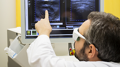 Prof. Vasilis Ntziachristos demonstrates an imaging method similar to multi-spectral optoacoustic mesoscopy. (Image: M. Jooss)