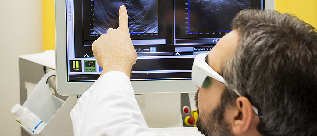 Prof. Vasilis Ntziachristos demonstrates an imaging method similar to multi-spectral optoacoustic mesoscopy. (Image: M. Jooss)