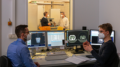 Prof. Dr. Franz Pfeiffer (hinten links), Professor für Biomedizinische Physik, und sein Team kombinieren in einem Prototyp klassische Röntgen-Computertomographie und Dunkelfeld-Röntgenverfahren (hinten rechts: Dr. Thomas Koehler, vorne links: Clemens S Prof. Dr. Franz Pfeiffer (hinten links), Professor für Biomedizinische Physik, und sein Team kombinieren in einem Prototyp klassische Röntgen-Computertomographie und Dunkelfeld-Röntgenverfahren (hinten rechts: Dr. Thomas Koehler, vorne links: Clemens Schmid, vorne rechts: Manuel Viermetz).