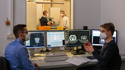 Prof. Dr. Franz Pfeiffer (back, left), Professor for Biomedical Physics, and his team have developed a prototype of a clinical CT scanner which combines dark-field and conventional X-ray technology (back right: Dr. Thomas Koehler, front left: Clemens Schmid, front right: Manuel Viermetz).