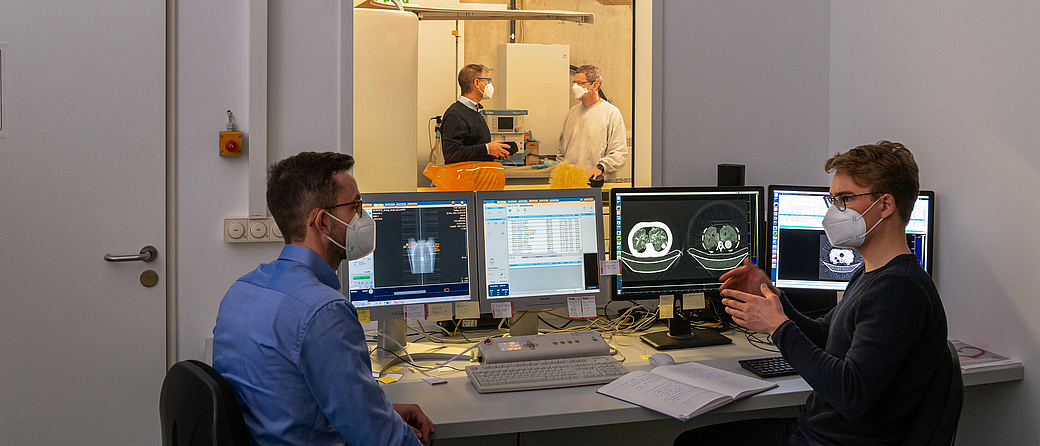 Prof. Dr. Franz Pfeiffer (back, left), Professor for Biomedical Physics, and his team have developed a prototype of a clinical CT scanner which combines dark-field and conventional X-ray technology (back right: Dr. Thomas Koehler, front left: Clemens Schmid, front right: Manuel Viermetz).