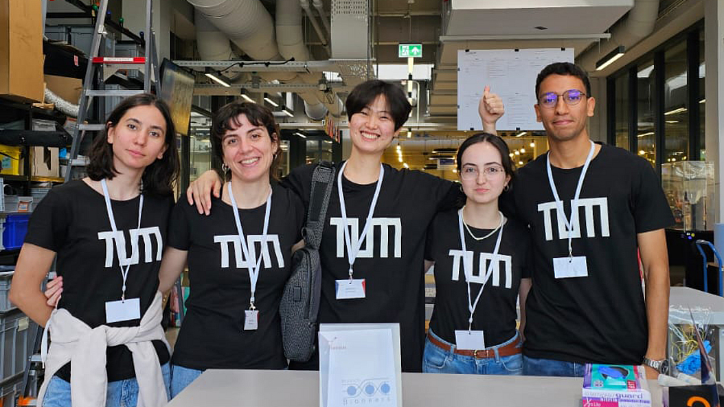 Students from TUM team ‟Munich Bioneers” at the international biosensor competition SensUs in Eindhoven. Image: Bernhard Gleich / TUM